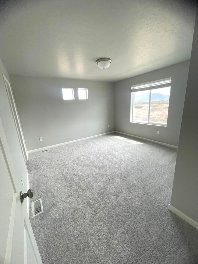Foto del edificio - New 4 Bedroom Townhome