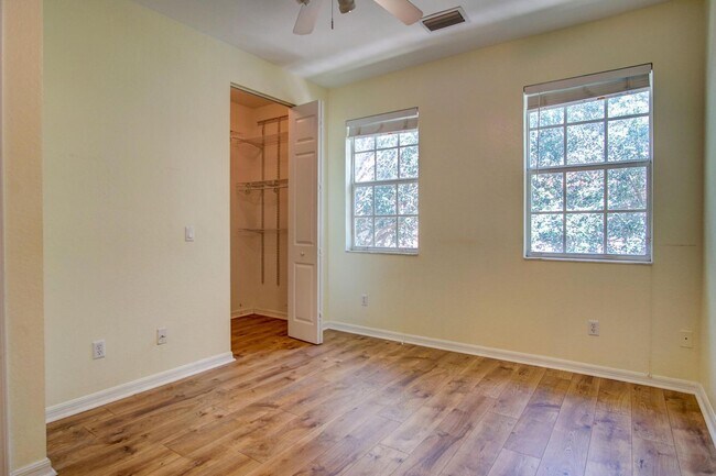 Foto del edificio - 1020 E Longport Cir