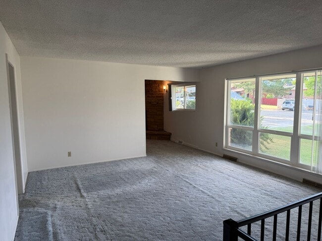Building Photo - 2636 Hickory Dr