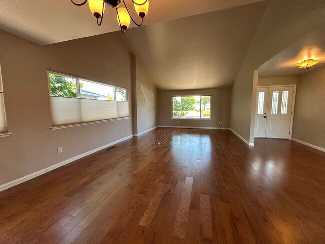 Foto del edificio - 329 Oak Leaf Cir