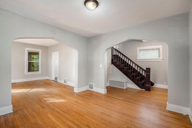 Building Photo - 3 bed/1.5 Bath Single Family Home