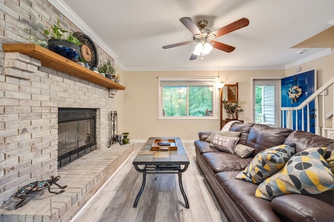 Building Photo - 3 Bedroom, 2 Bath in Hillsborough with Fenced yard!