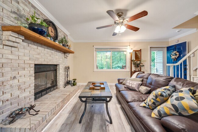 Foto del edificio - 3 Bedroom, 2 Bath in Hillsborough with Fenced yard!