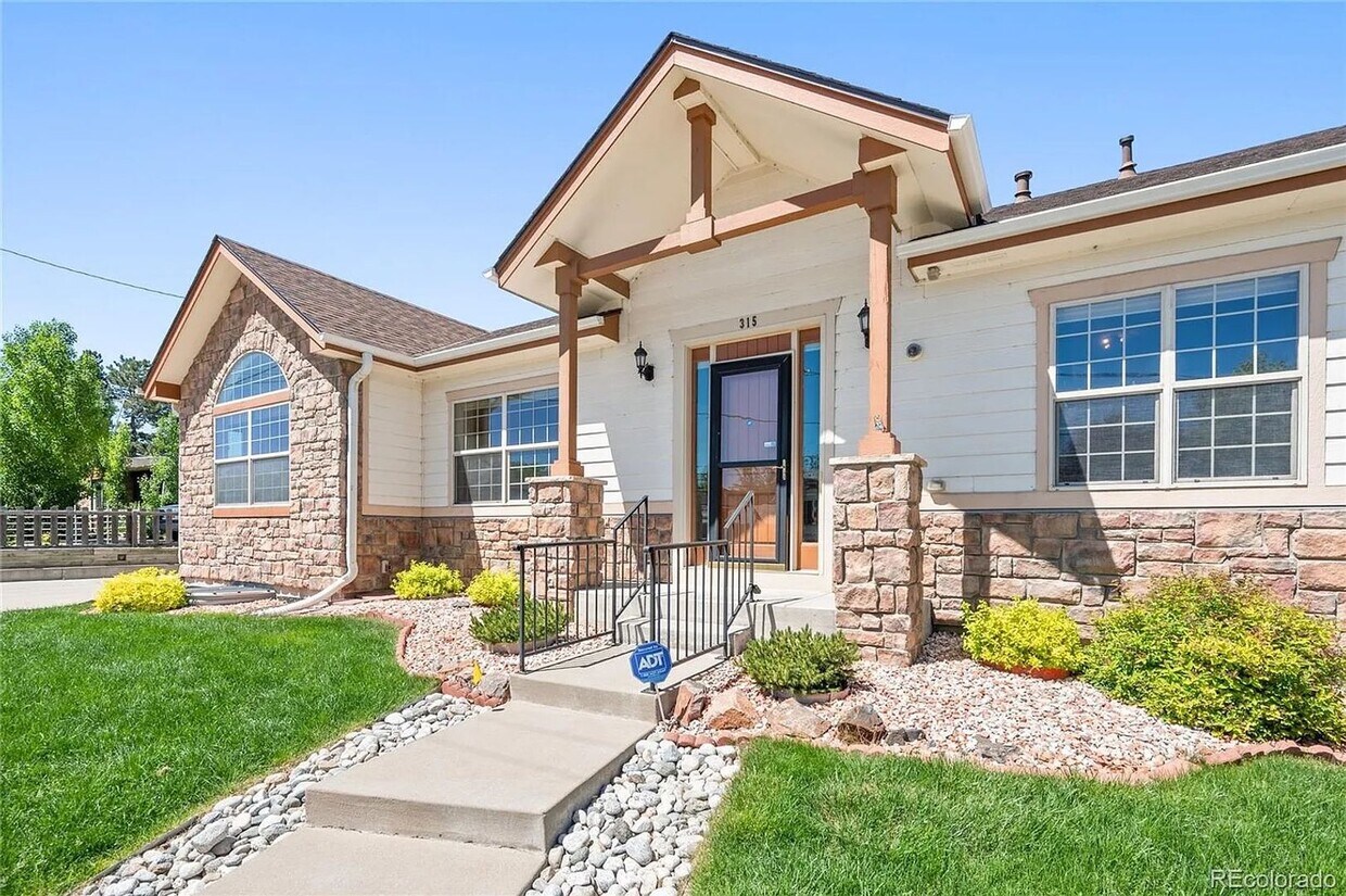 Foto principal - Amazing, Large & Beautiful Lakewood Home A...