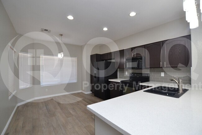 Foto del edificio - 8166 W Ross Ave