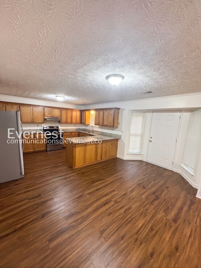 Building Photo - Spacious  Home with Deck, Patio, and Garage! / 3 Bed, 2 Bath / Available now!