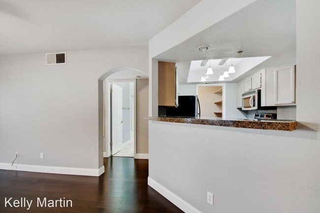 Building Photo - 2 br, 1.5 bath House - 5104 N 32nd Unit 122