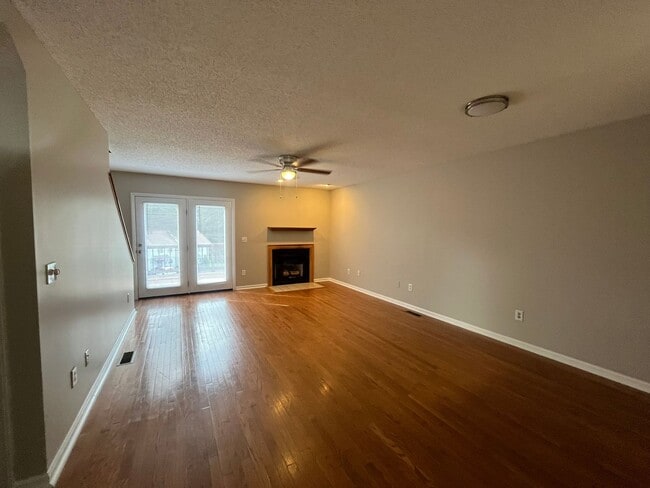 Building Photo - Large 3 bed/2.5 bath, 3-story condo with B...
