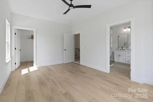 Building Photo - 3127 Columbus Cir