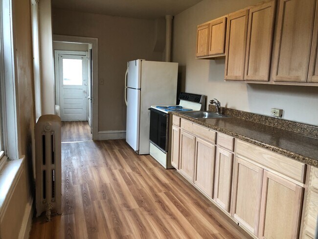 Building Photo - 4 bedroom 1.5 bath