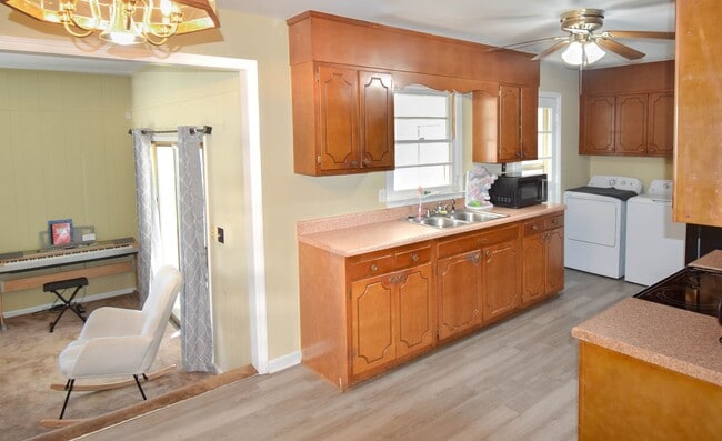 Building Photo - Accepting Applications: 3 Bedroom 1.5 Bathroom- Small Dogs Considered