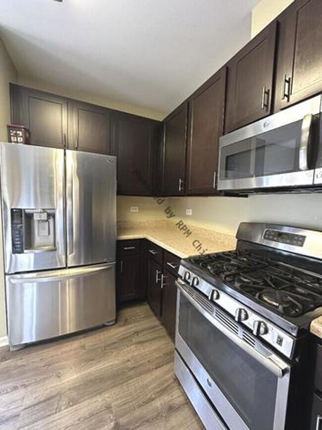 Foto del edificio - 649 Cary Woods Cir