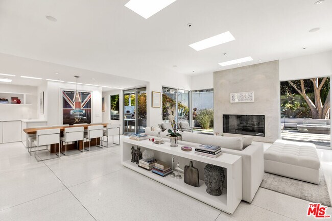 Foto del edificio - 1326 N Wetherly Dr