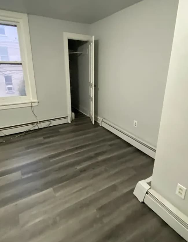 Building Photo - 339 King St