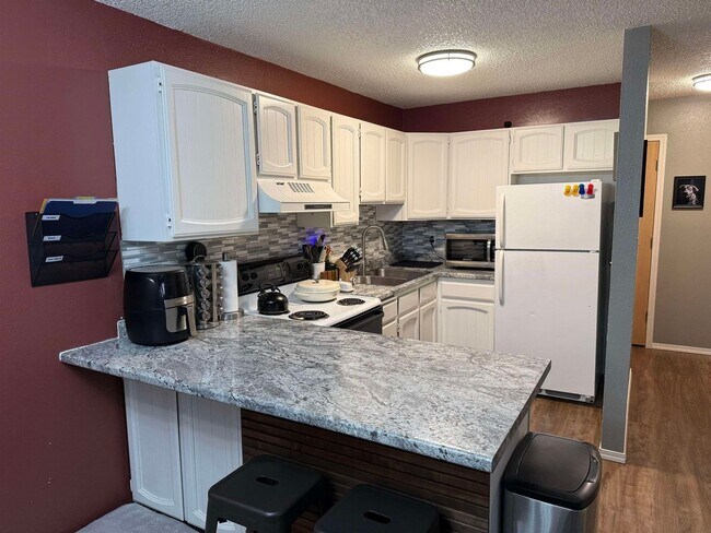 Foto del edificio - Century 21 Gold Rush - 2 Bed / 1 Bath Condo – West Fairbanks
