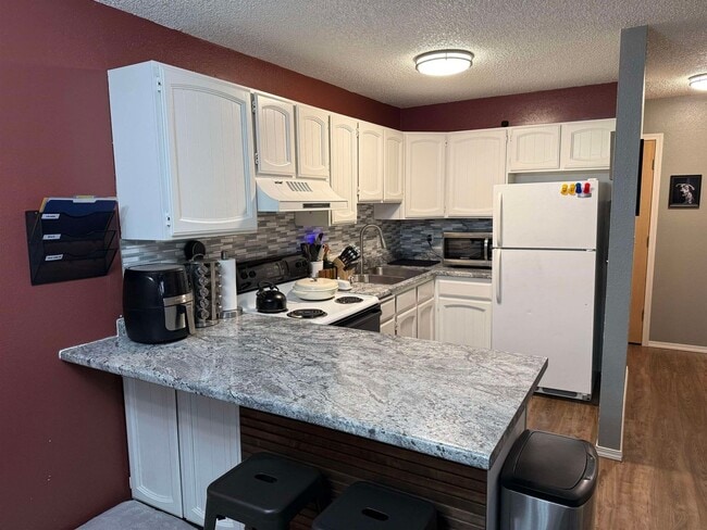 Building Photo - Century 21 Gold Rush - 2 Bed / 1 Bath Condo – West Fairbanks