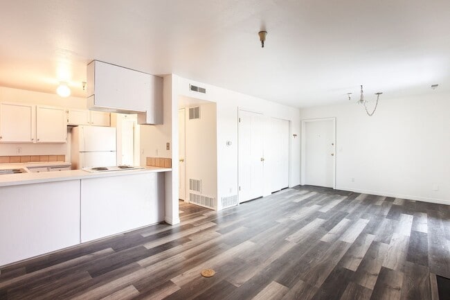 Building Photo - 2 Bedroom Fireside Condo- Minutes away from Park City Mountain