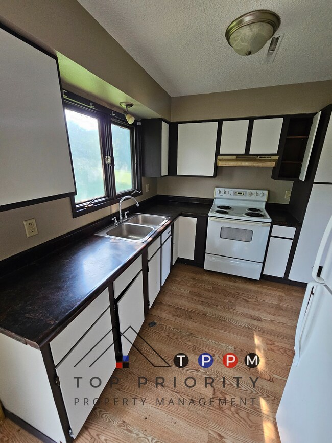 Building Photo - 2 Bedroom | 1 Bathroom Duplex in Iowa City...
