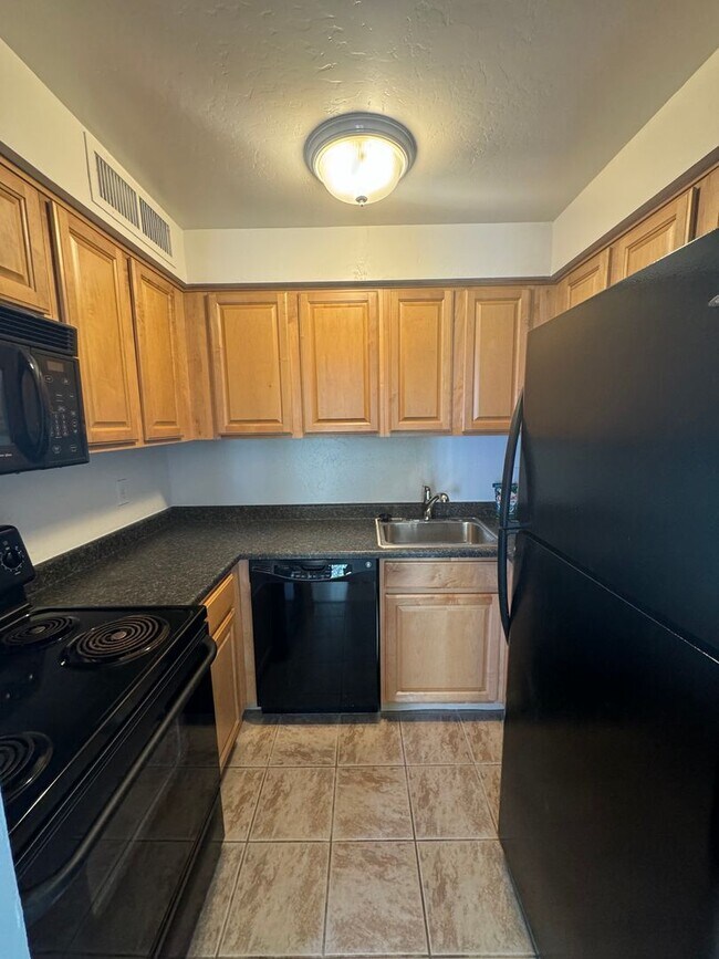Building Photo - **ALL UTILITIES INCLUDED** GATED 1 BEDROOM...