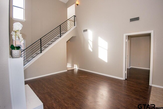 Building Photo - 5907 Hollytree Dr