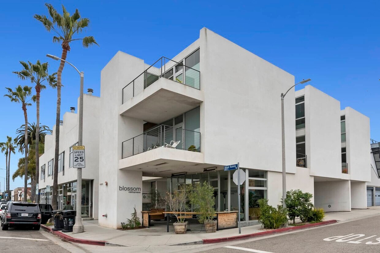 Primary Photo - 1121 Abbot Kinney Blvd
