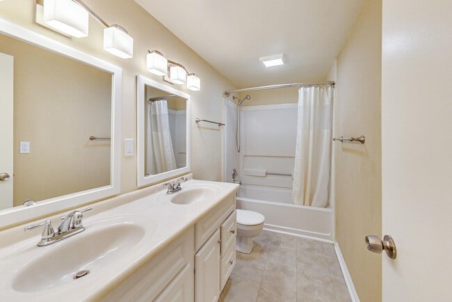 Building Photo - COMING SOON - Updated 3+2.5 End Unit w/ 2 PARKING SPACES