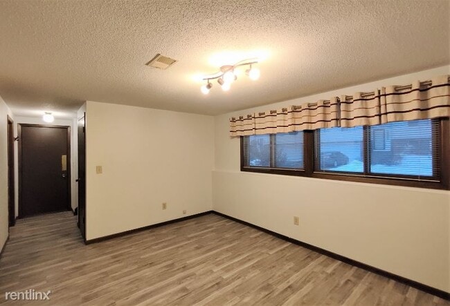 Building Photo - 3 br, 2 bath Townhome - 4301 Evergreen Dr
