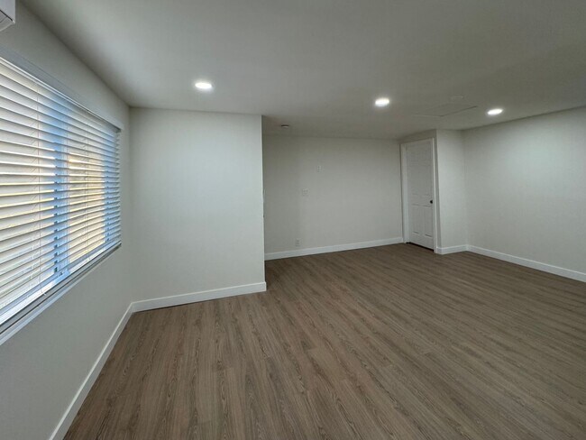 Foto del edificio - 17122 Santa Lucia St