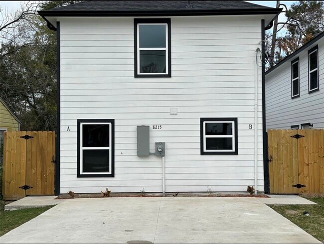Building Photo - 8215 Crestview Dr