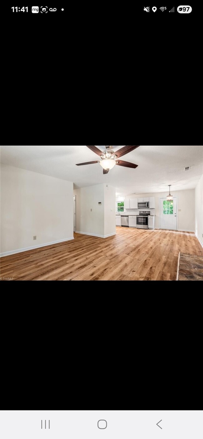 Living room/Dining area. - 1819 Bothwell St
