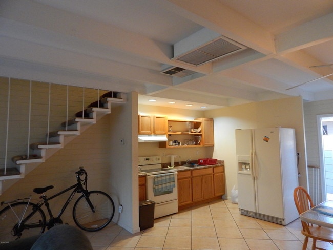 Building Photo - 2025 S Granada Dr