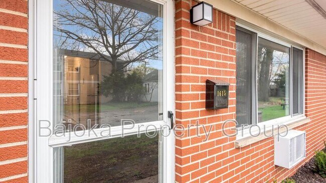 Foto del edificio - 1615 W Nine Mile Rd