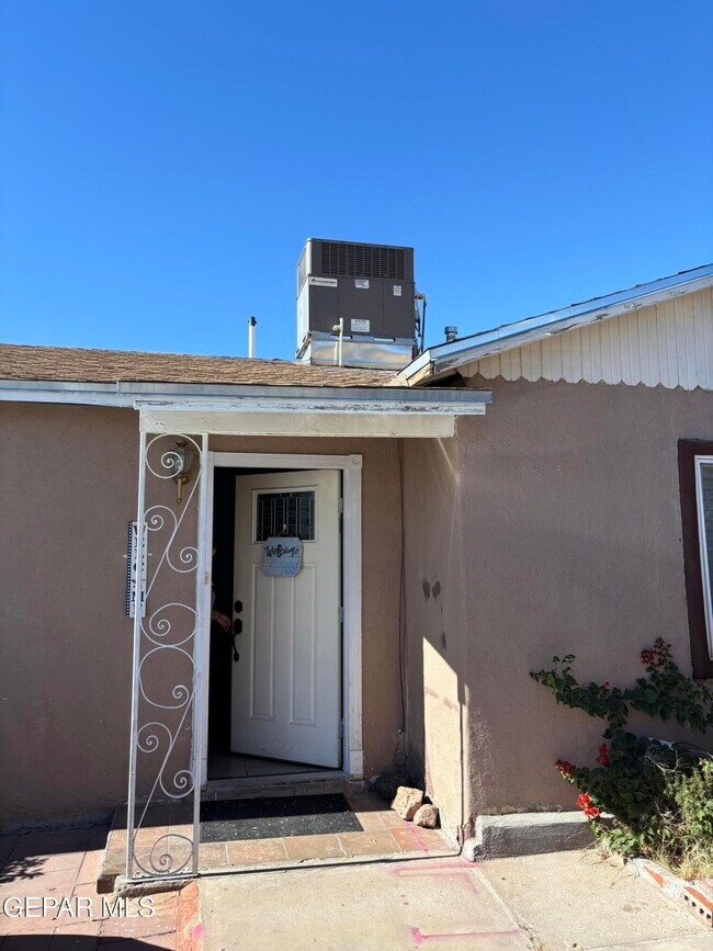 Building Photo - 1105 St Johns Dr
