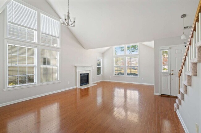 Foto del edificio - Four-Bedroom Home w/ First Floor Primary S...