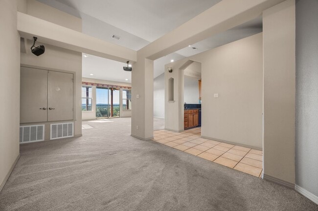 Foto del edificio - Stunning Hill Country Condo with Lake Views!