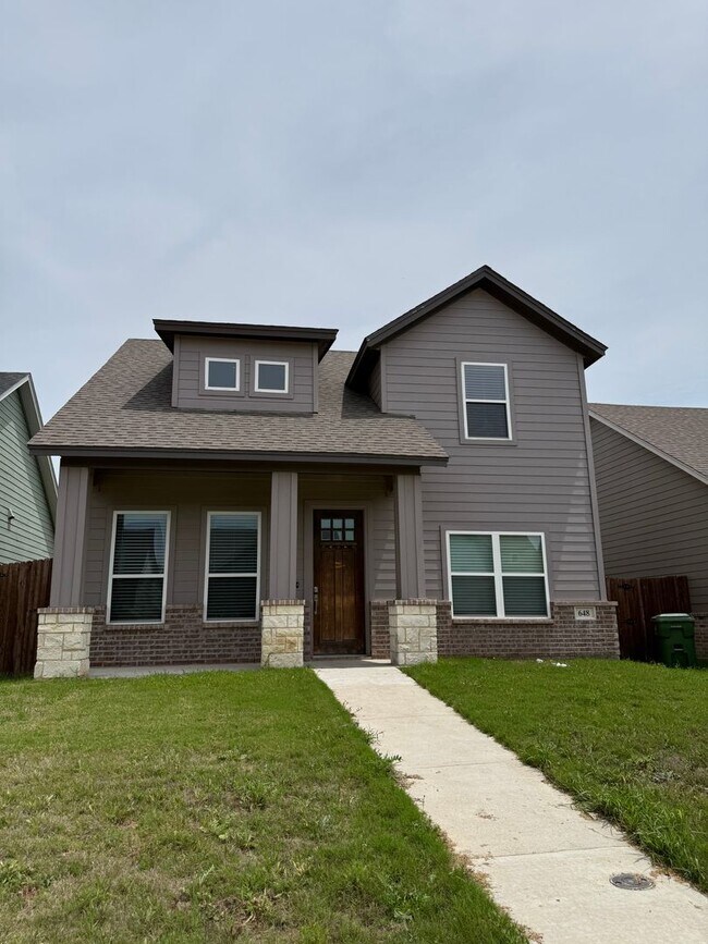 Foto del edificio - 3/2/2 - FENCED BACKYARD!!! GREAT NEIGHBORHOOD - Godley ISD - Summer Specials!