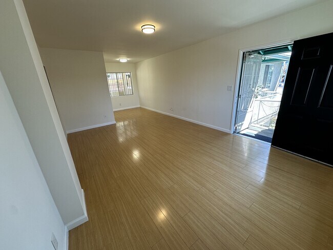 Foto del edificio - 223 E Burbank Blvd