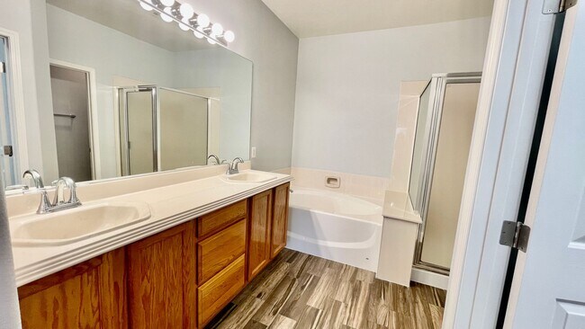 Foto del edificio - gated community -brand new home with 4 bed...