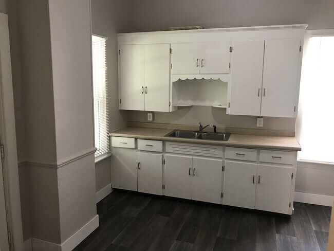 Foto del edificio - Updated, spacious 2 bedroom, 1 bathroom fi...