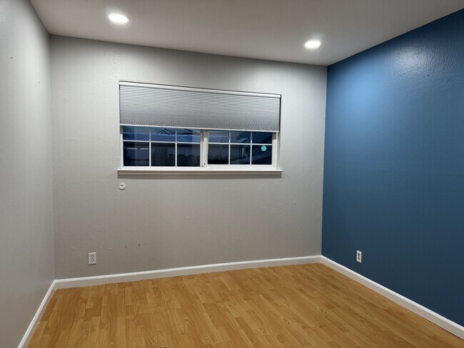 Building Photo - 477 S Park Victoria Dr