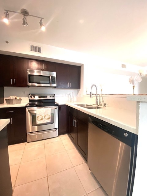 Foto del edificio - 2061 Renaissance Blvd