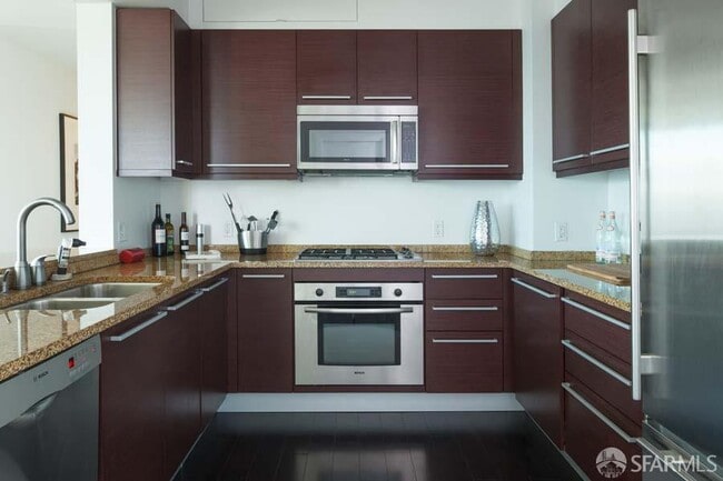 Building Photo - 425 1st St