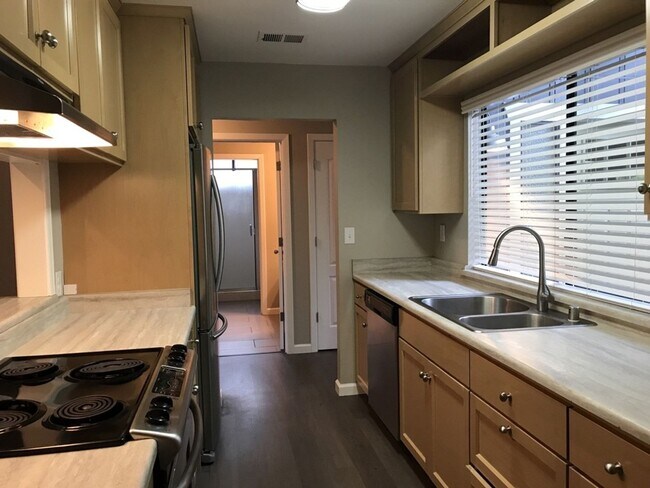 Building Photo - 3 Bedroom 2 bath home in North Davis