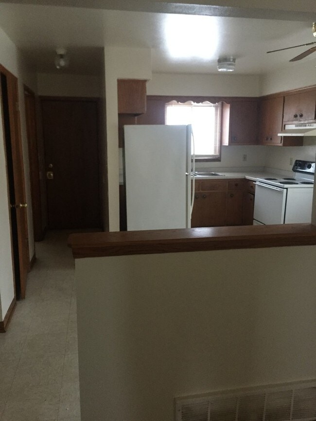 Foto del edificio - BEAUTIFUL 3 BEDROOM 1.5 BATHROOM TOWNHOUSE