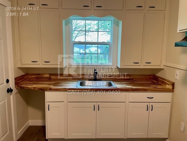 Building Photo - 2 Bedroom, 1 Bathroom Home for Rent in Wac...