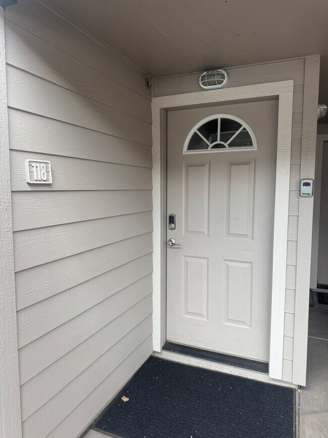 Building Photo - Furnished 2-Bedroom Condo in University Heights | Ground Floor + Peaks Views