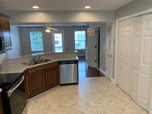 Building Photo - SPACIOUS TOWNHOME IN THE CITY