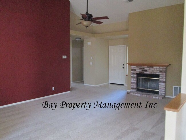 Building Photo - Lovely 3 bedroom 2 bath house in Soledad