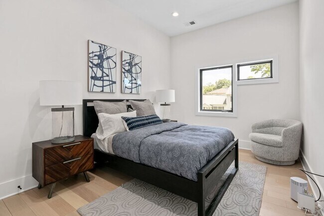 Foto del edificio - 10620 Parkwood Dr