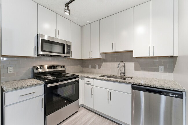 Sala de estar luminosa y abierta con estilo contemporáneo en Buckhead & Vine Apartments - Buckhead and Vine